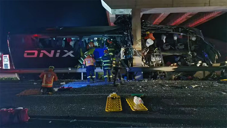 Acidente com ônibus em rodovia no interior de SP deixa 10 mortos