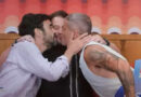 Bruno Gagliasso, Caio Blat e Marcelo Serrado dão beijo triplo durante programa