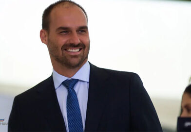 Justiça penhora R$ 88 mil de Eduardo Bolsonaro por ofensas a jornalista