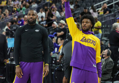 LeBron e filho fazem história ao jogar juntos na estreia dos Lakers