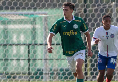 Palmeiras assina 1º contrato profissional de jovem zagueiro e coloca multa de R$ 600 milhões