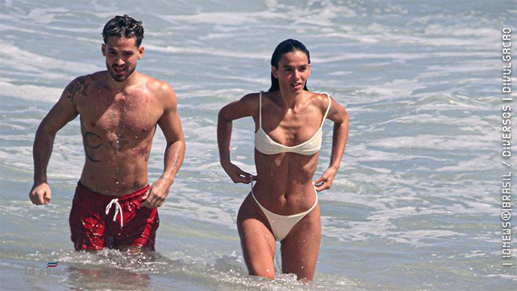 Bruna Marquezine e João Guilherme trocam beijos em mar no RJ