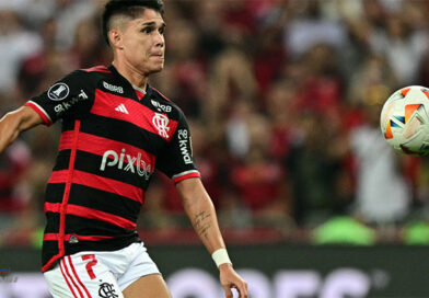 Luiz Araújo treina normalmente no campo e pode reforçar o Flamengo na final da Copa do Brasil