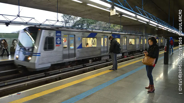 Passageira é socorrida após ser atingida por objeto em plataforma de estação de Metrô