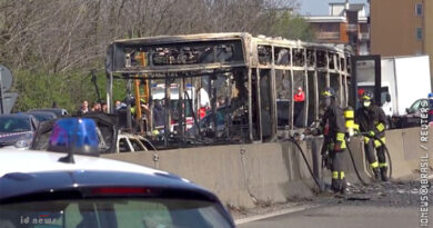 Passageiro incendeia ônibus em que viajava com outras 45 pessoas; veículo foi destruído