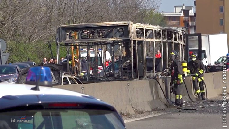 Passageiro incendeia ônibus em que viajava com outras 45 pessoas; veículo foi destruído