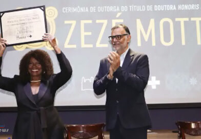 Zezé Motta recebe título de Doutora Honoris Causa da Fiocruz