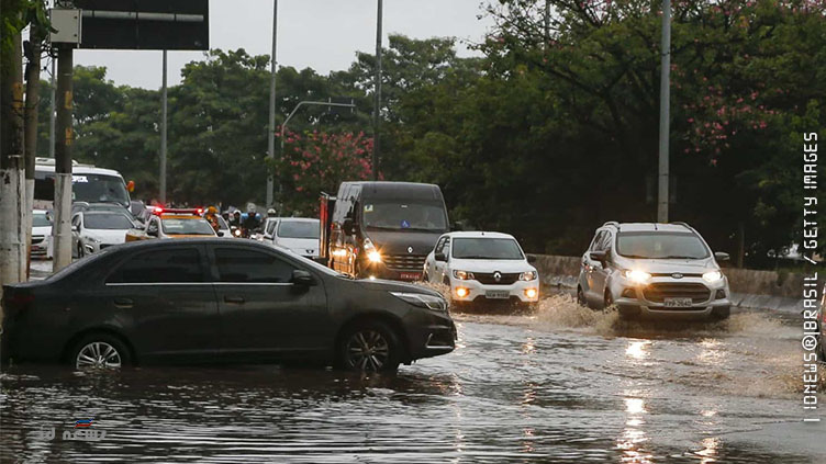 Chuva causa uma morte, derruba árvores e provoca apagão em São Paulo